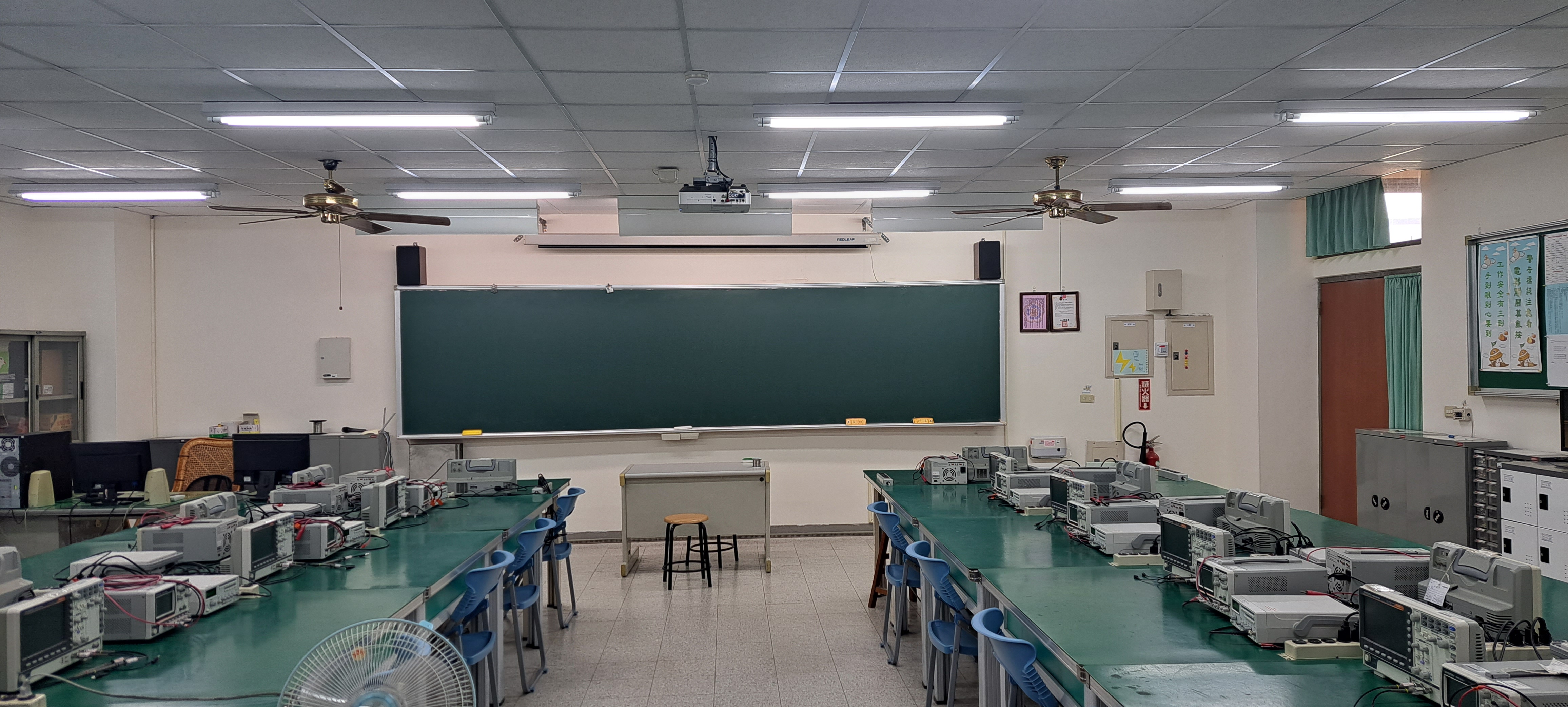 ....電子實習工場設備_整齊環境