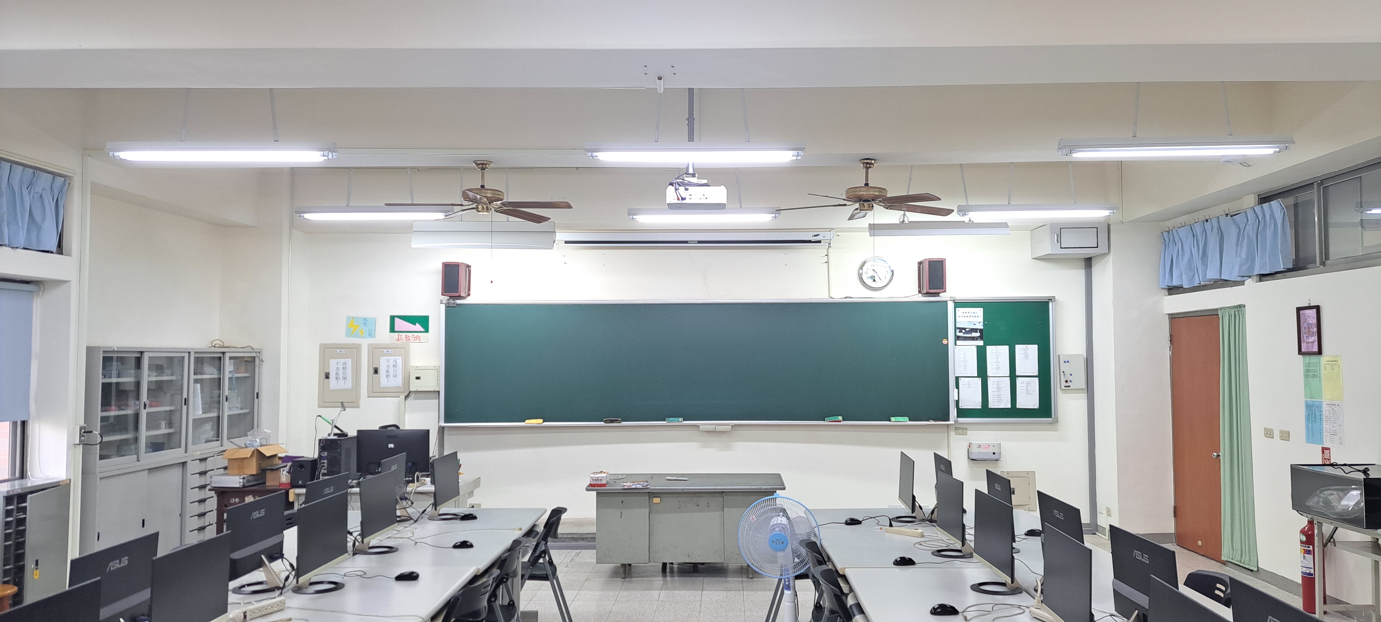 ..微電腦實習工場_整齊環境，真棒!