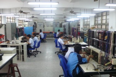 電機控制實習學生上課相片