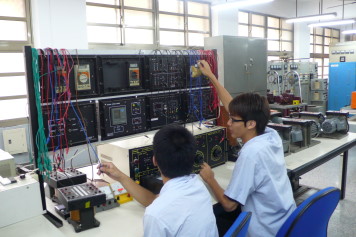 電工機械實習學生上課相片
